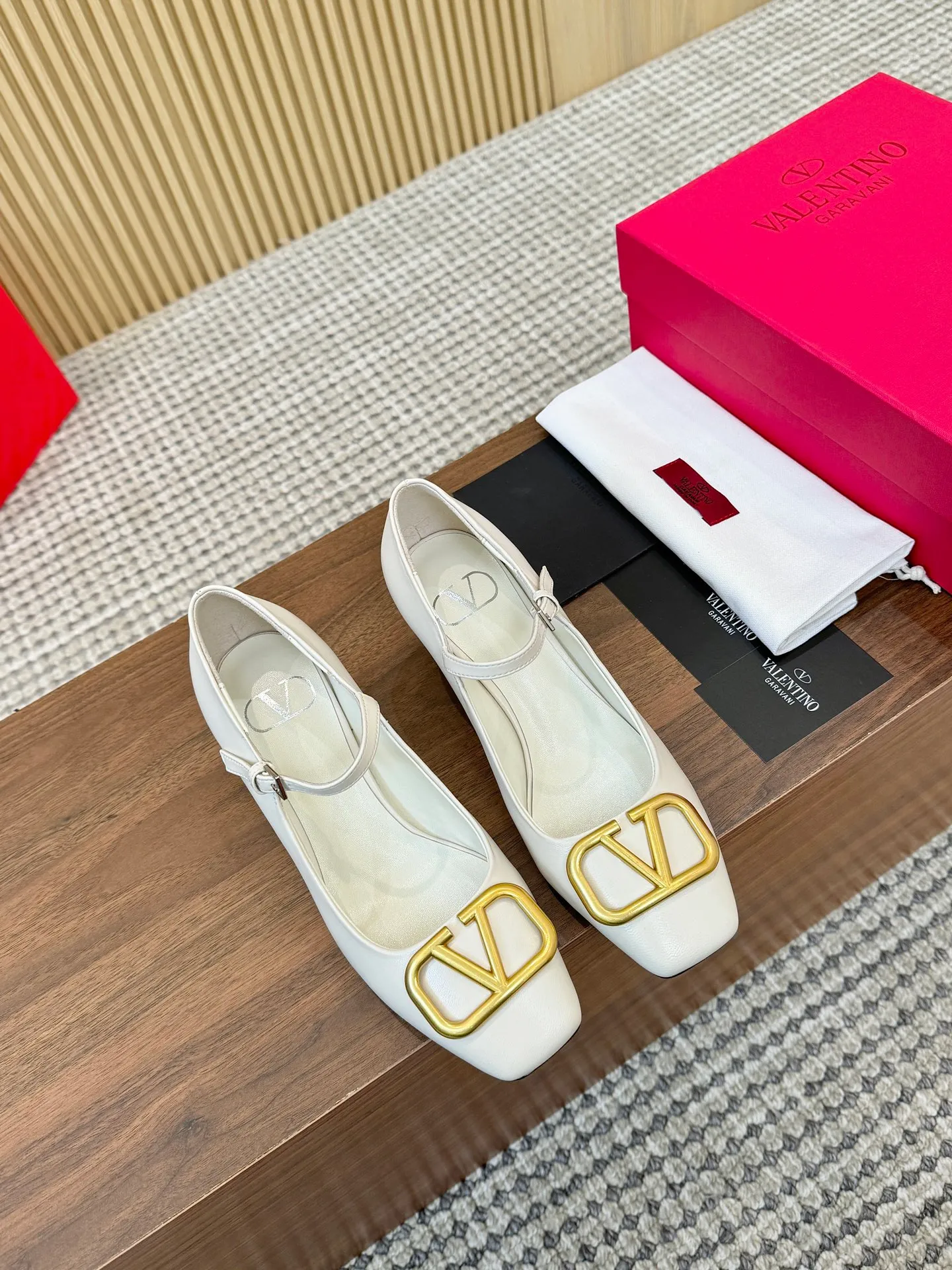 👟👟Ex-factory price 460👟👟 Genuine leather sole + 40 Valentino. Large v-buckle sandals ㊙️Latest series of counters Authentic grade version with perfect details. Authentic products are made one to one. All details are consistent with genuine ones. The upper foot is very pedicure type. The key point is that it is very good and easy to control. It does not grind the feet and does not tire the feet. Walking artifact, exclusive mold opening. The highest version on the market. Fabric: imported mixed sheepskin, lining and foot pads are all sheepskin. Code number (34 to 42) Customized sizes 34 and 42 are non-returnable and non-exchangeable. Heel height: 7.5CM. Rubber sole, leather sole +40